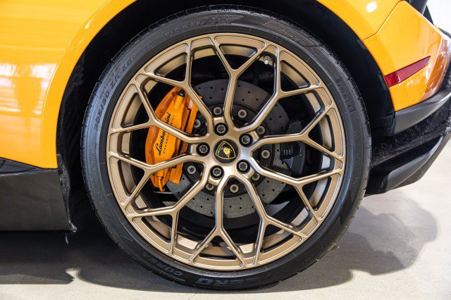 Used 2018 Lamborghini Huracan Performante AWD/4WD image 32
