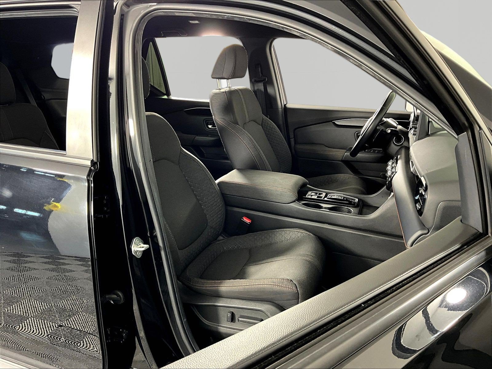 Used 2025 Honda Pilot Sport image 29