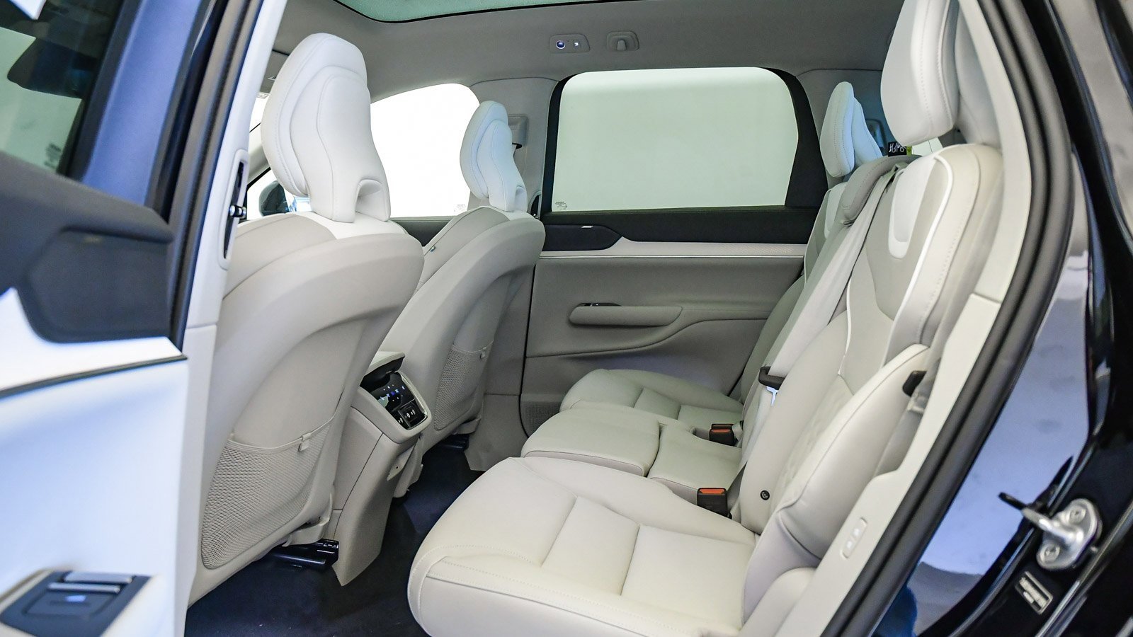 New 2025 Volvo EX90 Plus w/ Protection Package Premier image 22