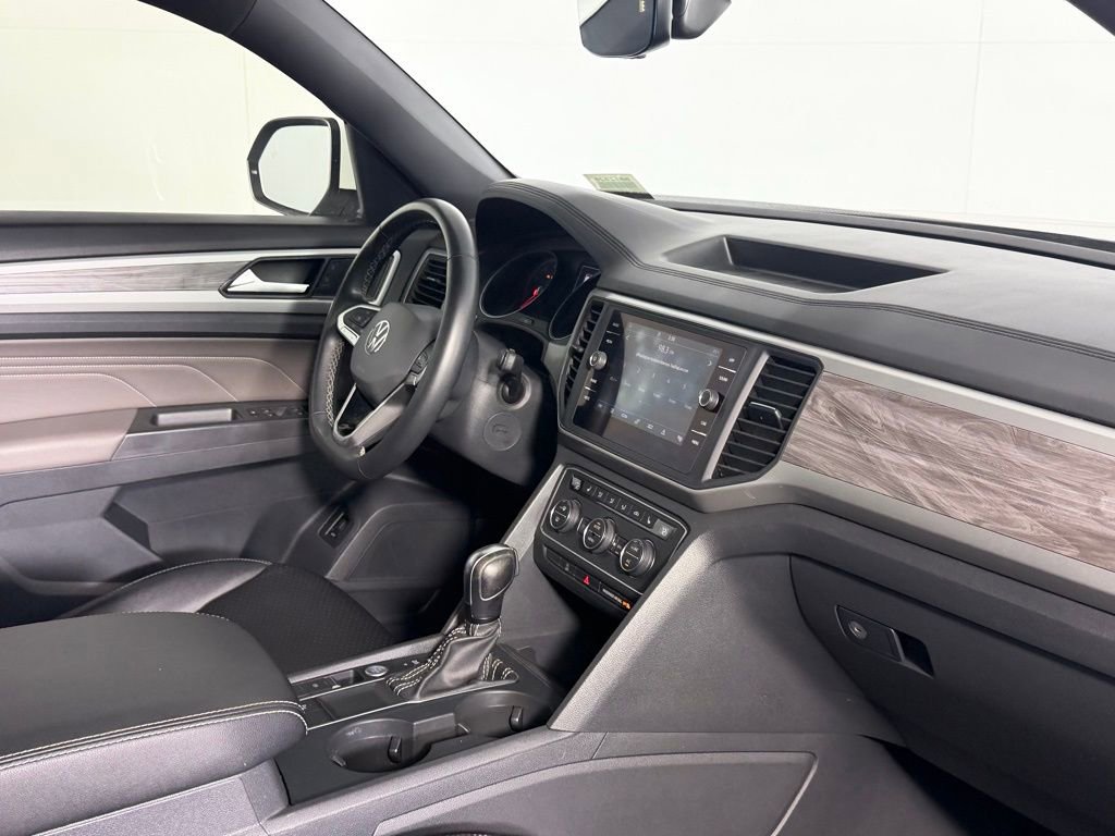 Used 2021 Volkswagen Atlas Cross Sport SE w/ 20" Black Wheels Package FWD image 31