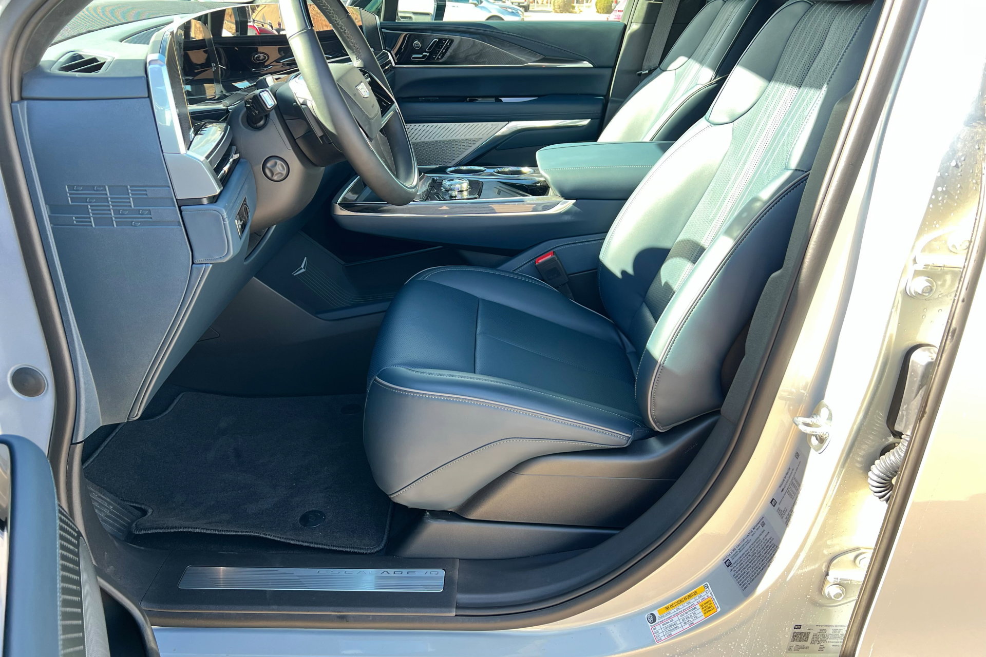 New 2025 Cadillac Escalade IQ Sport 2 w/ LPO, ONYX Package image 18