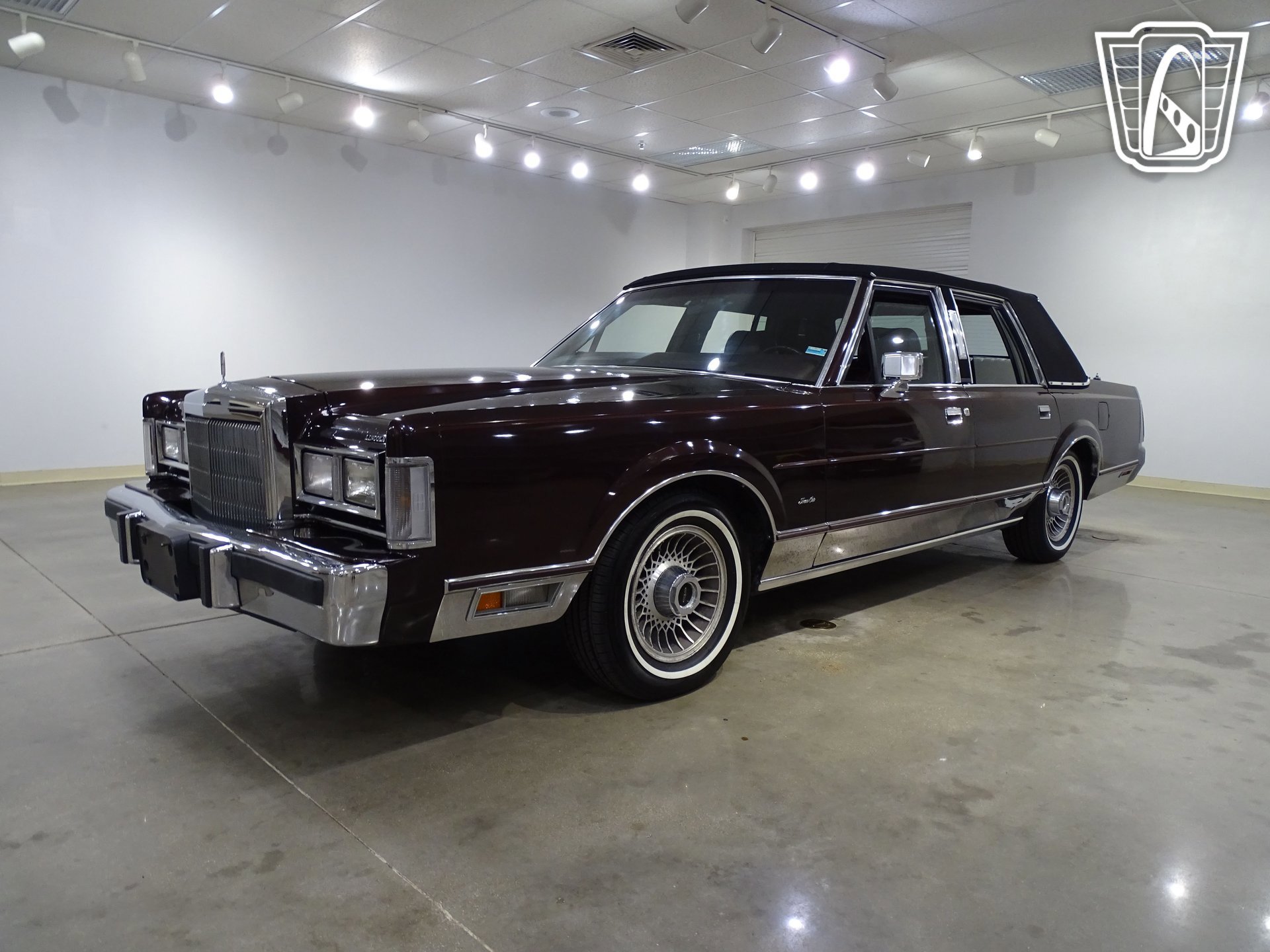 Used 1988 Lincoln Town Car RWD image 3