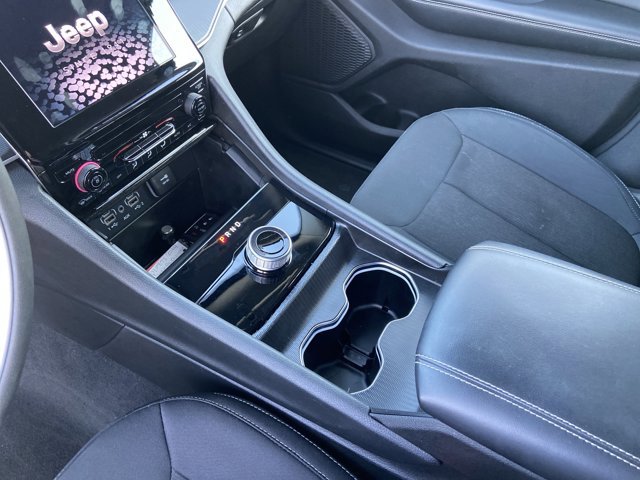 Used 2024 Jeep Grand Cherokee Laredo image 24