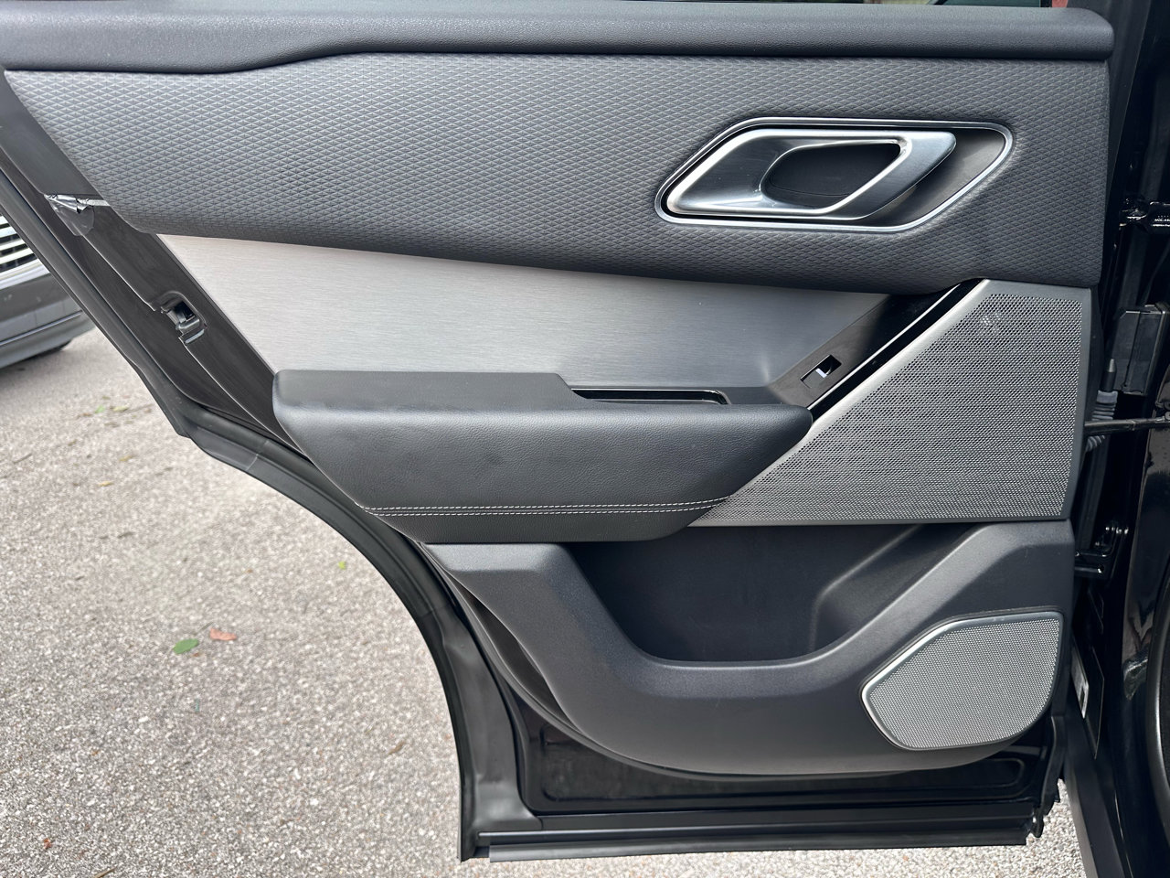 Used 2018 Land Rover Range Rover Velar R-Dynamic SE image 41