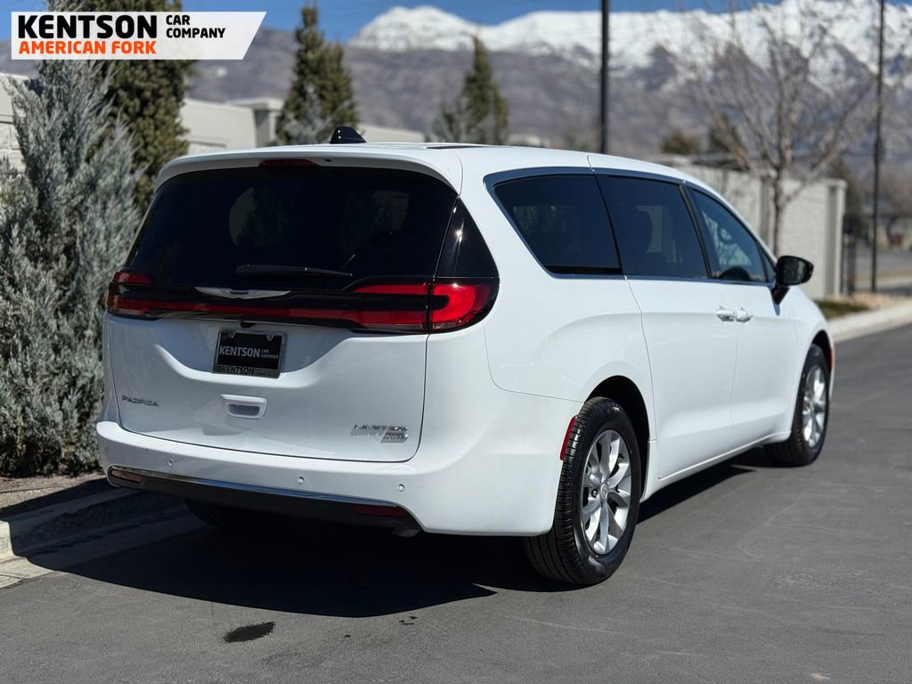 Used 2026 Chrysler Pacifica Limited image 9