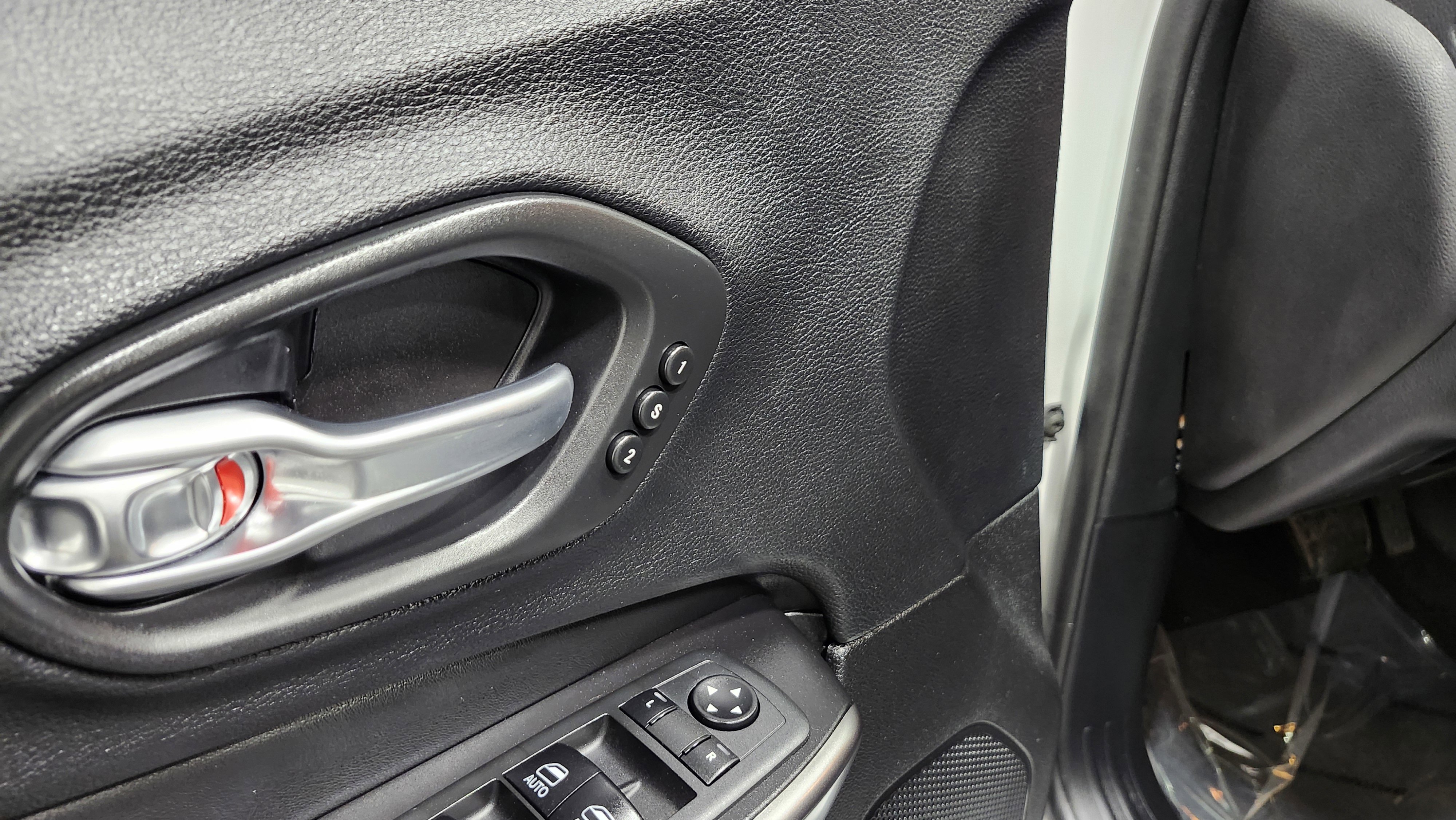 Used 2020 Jeep Cherokee Limited image 27