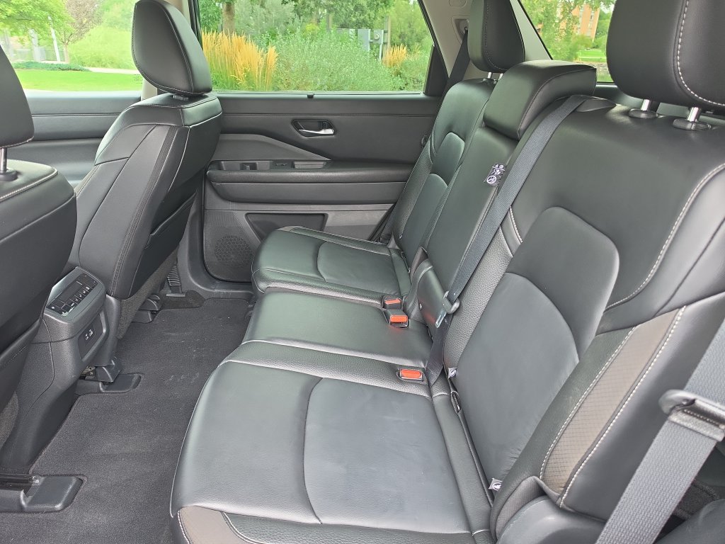 Used 2024 Nissan Pathfinder SL AWD/4WD image 25