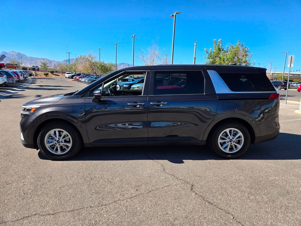 Used 2024 Kia Carnival LX FWD image 3