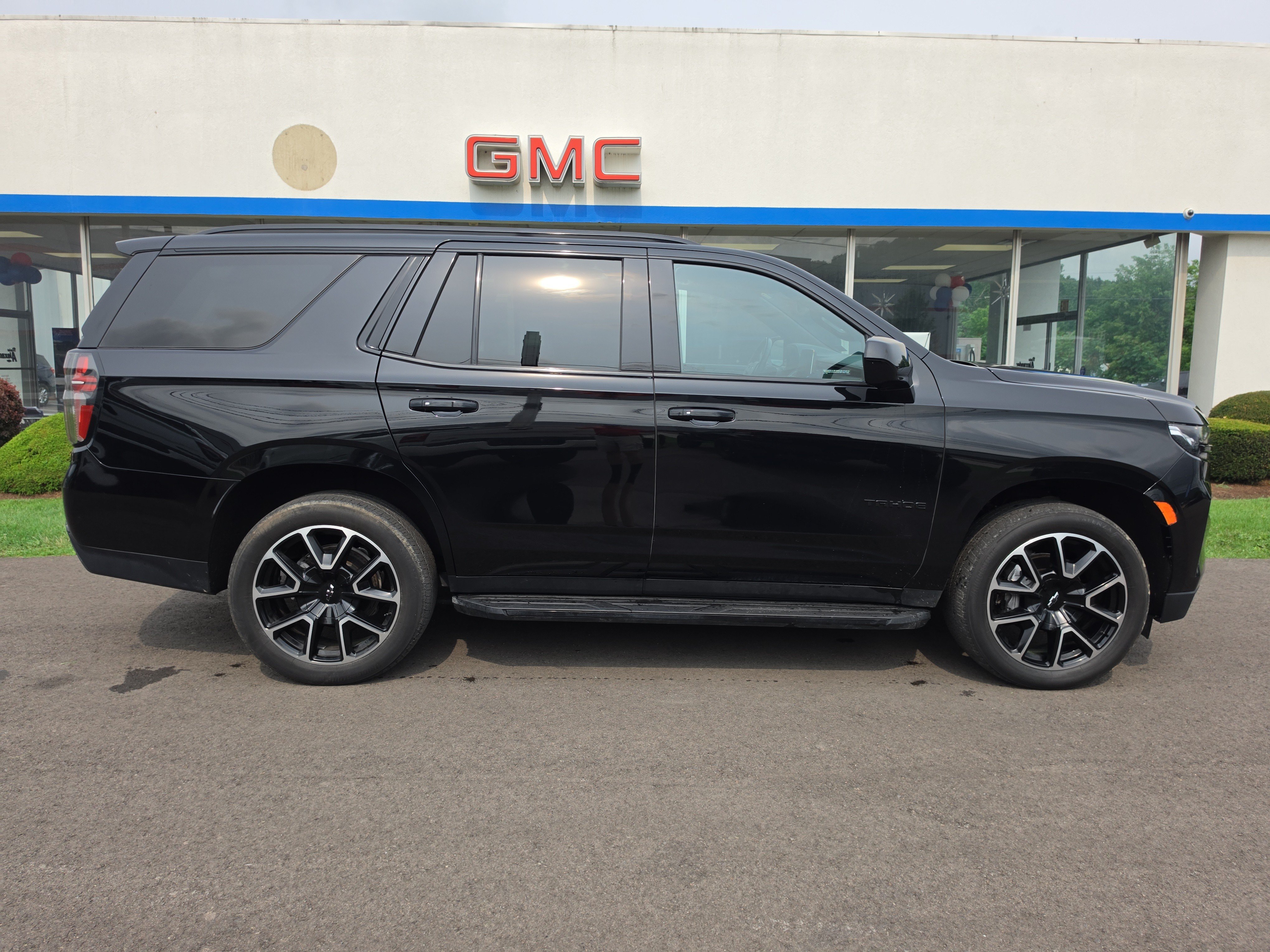 Used 2023 Chevrolet Tahoe RST AWD/4WD image 2