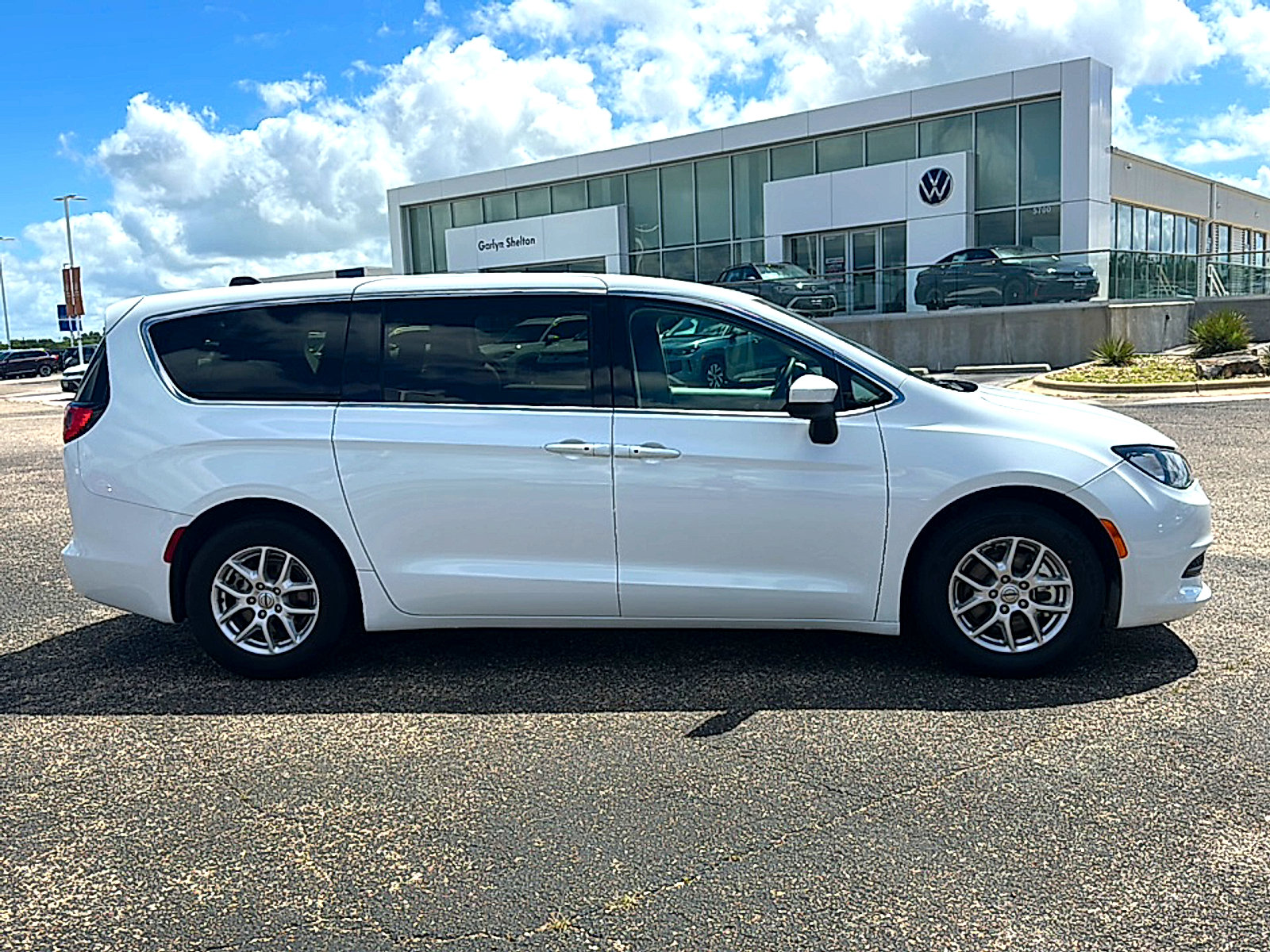 Used 2023 Chrysler Voyager LX FWD image 9