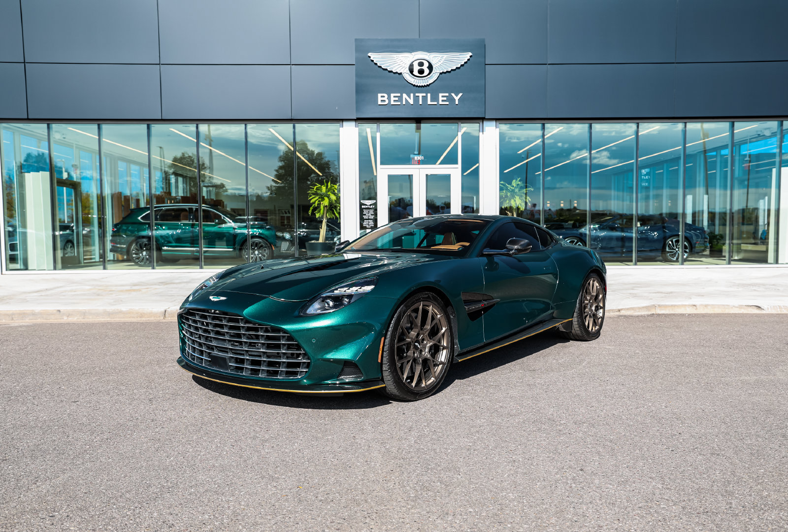Used 2025 Aston Martin Vanquish RWD image 1