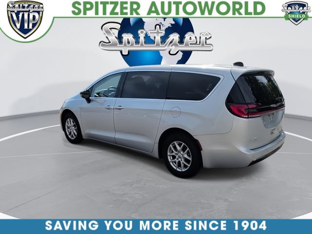 Used 2024 Chrysler Pacifica Touring-L FWD image 7