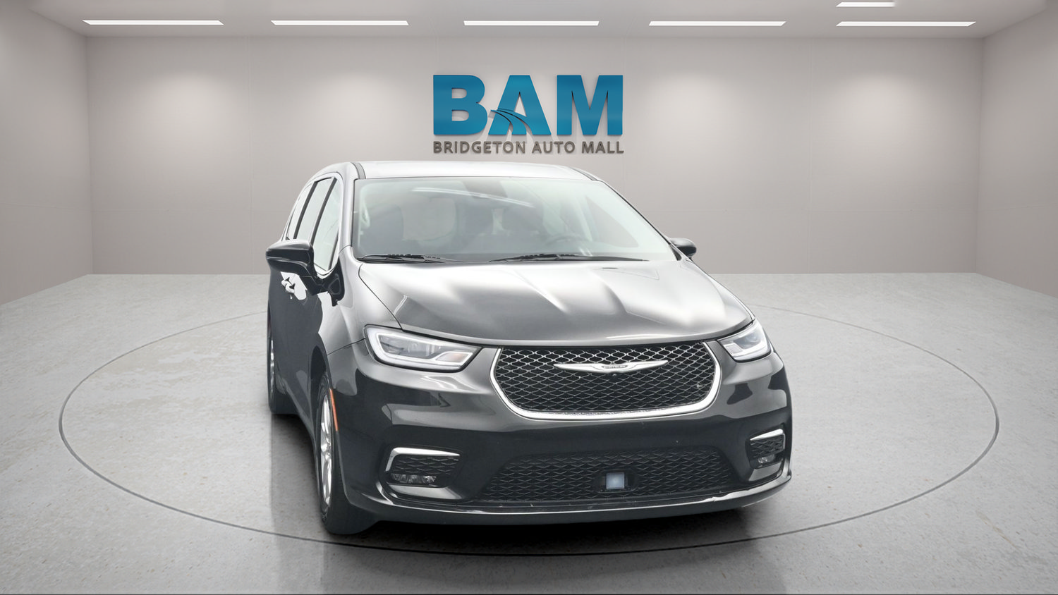 Used 2024 Chrysler Pacifica Touring-L FWD image 2