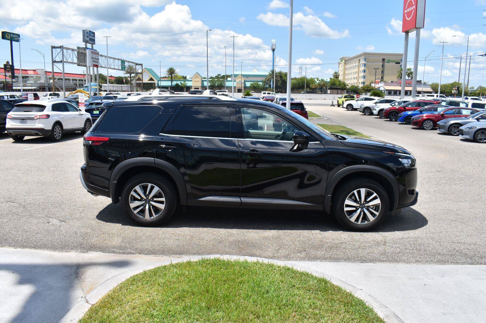 Used 2025 Nissan Pathfinder SL FWD image 13