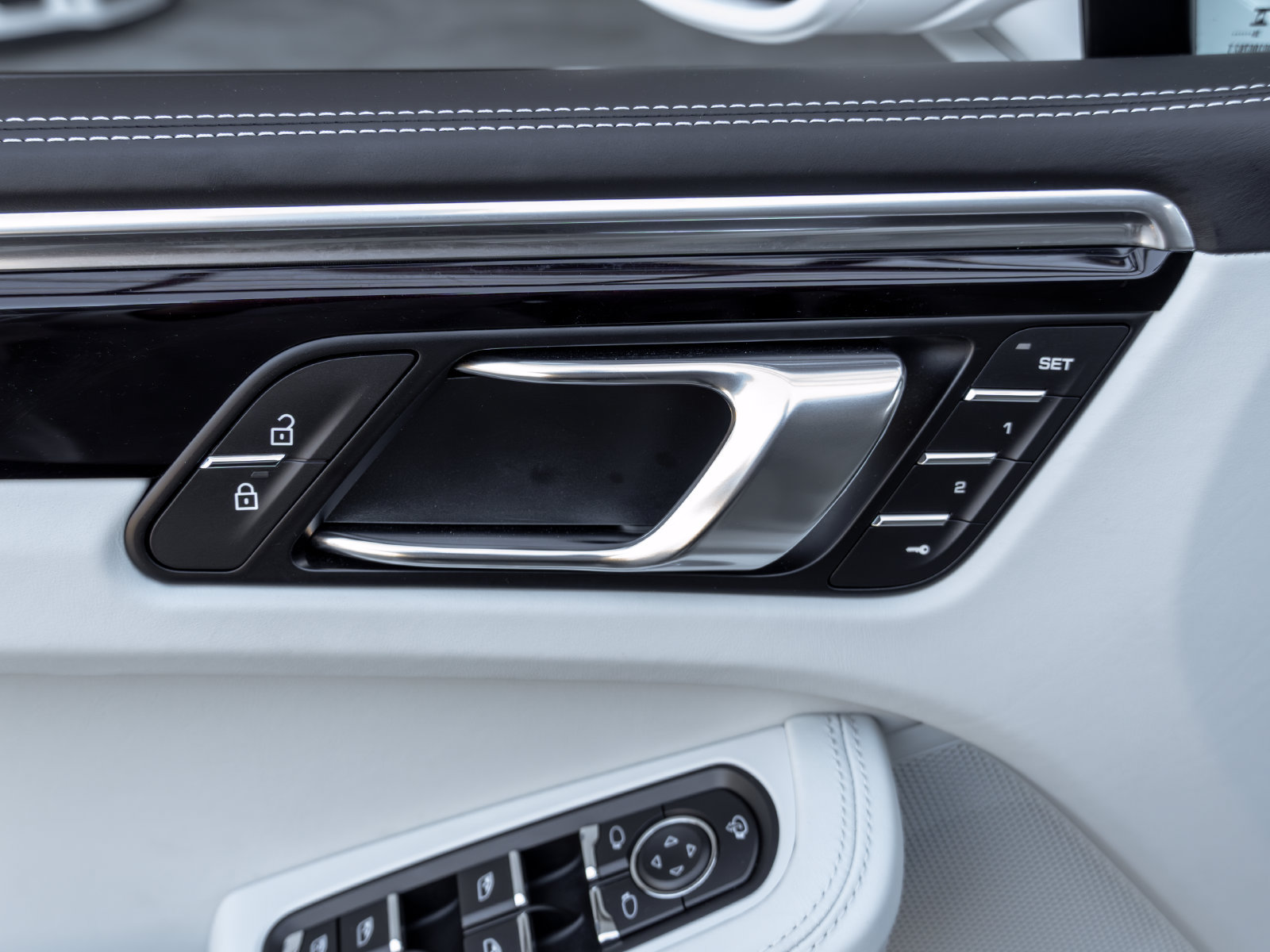 Certified 2025 Porsche Macan AWD/4WD image 21