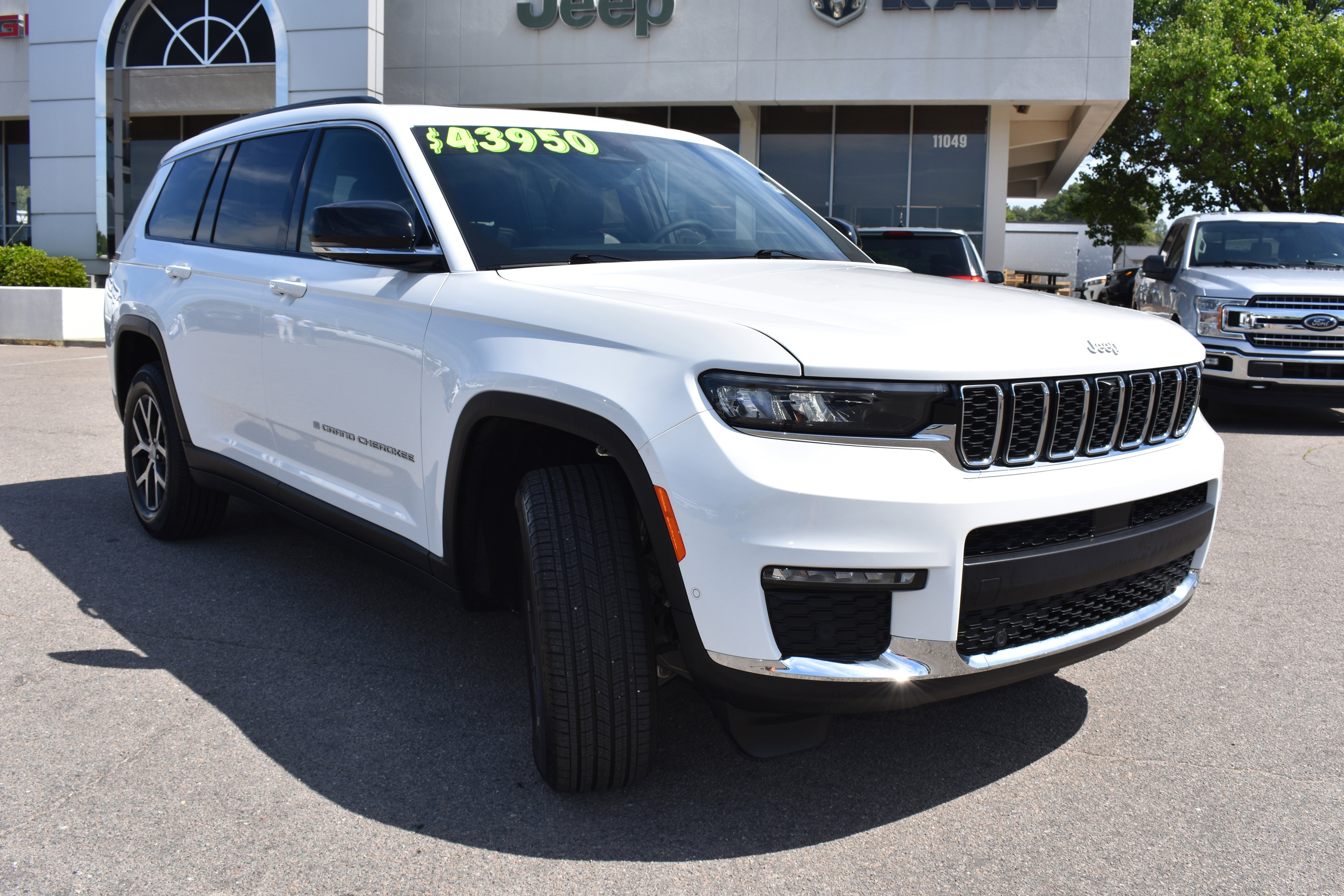 Used 2025 Jeep Grand Cherokee L Limited w/ Luxury Tech Group II AWD/4WD image 3