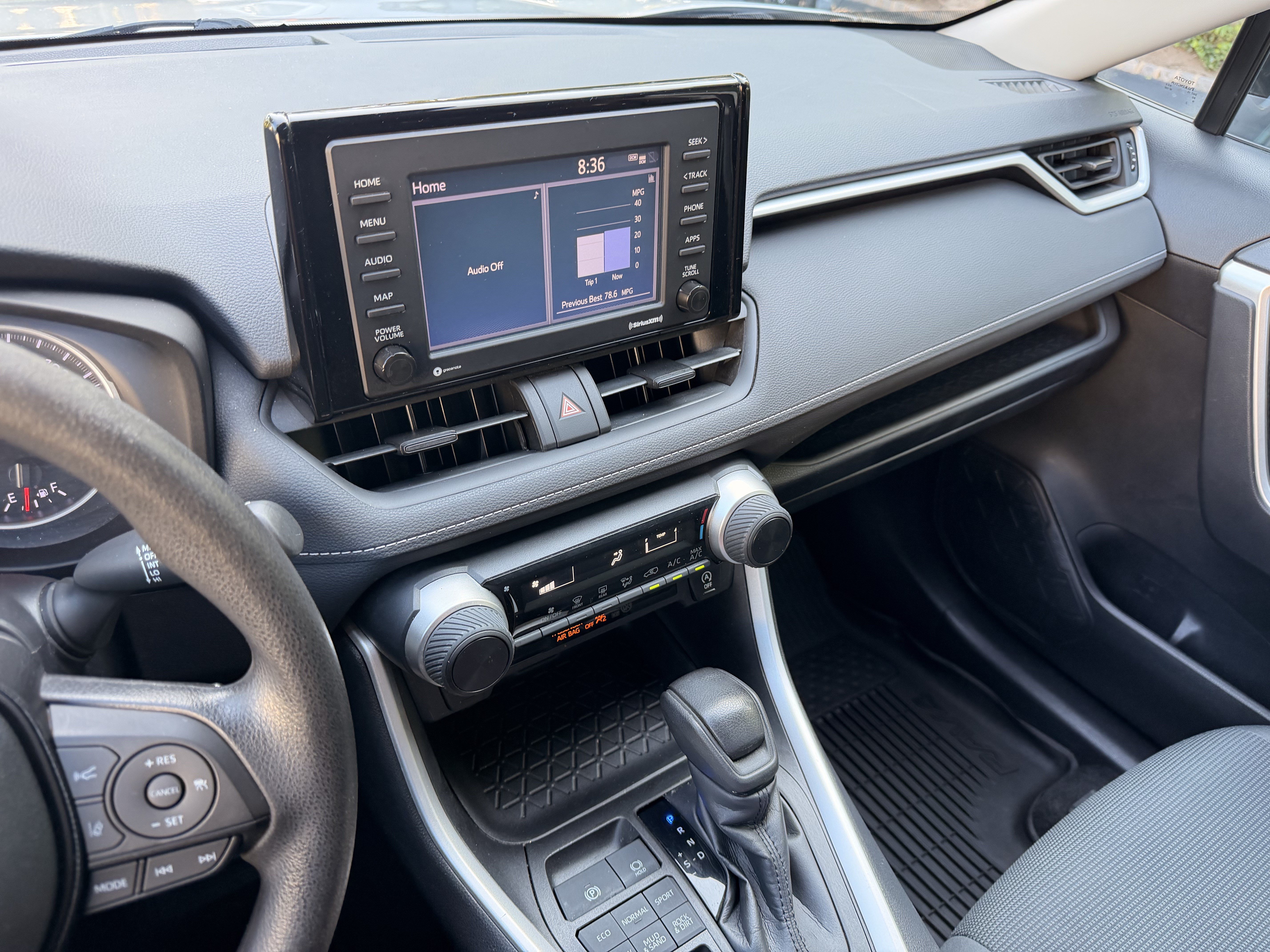 Used 2021 Toyota RAV4 LE AWD/4WD image 16