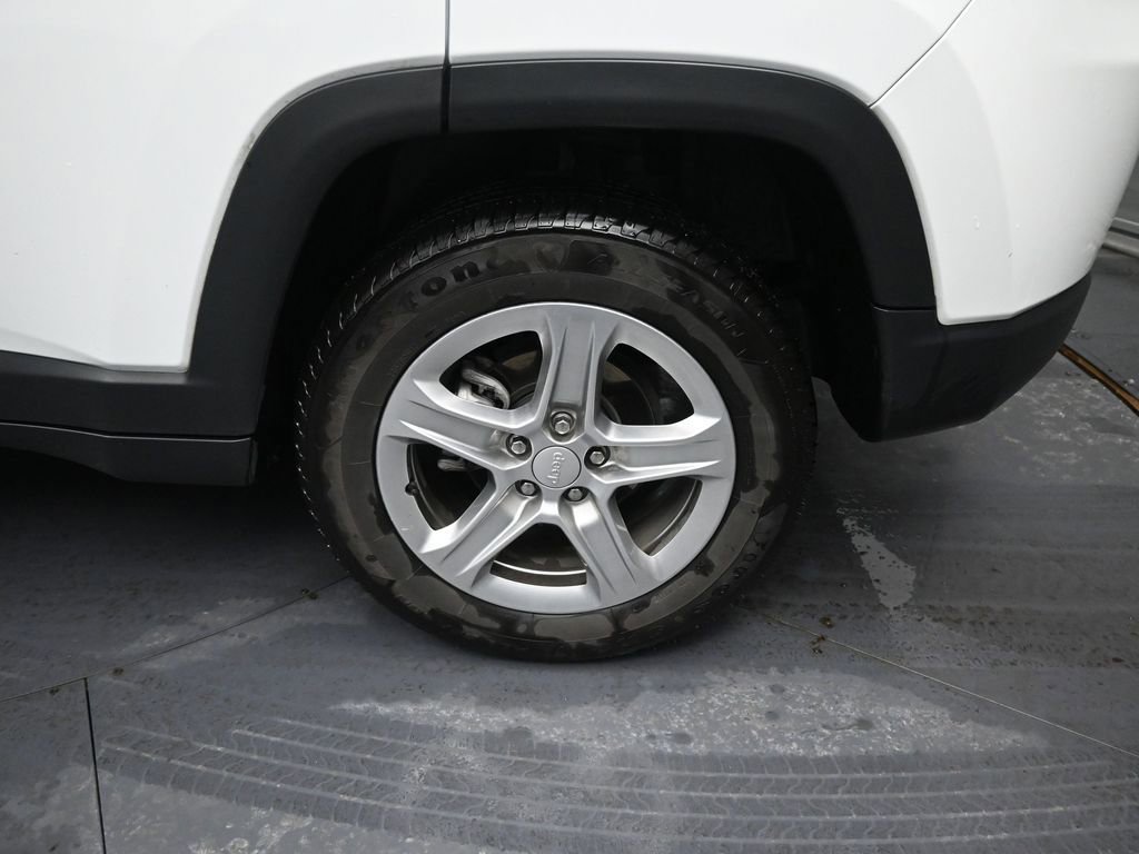 Used 2024 Jeep Compass Latitude image 14