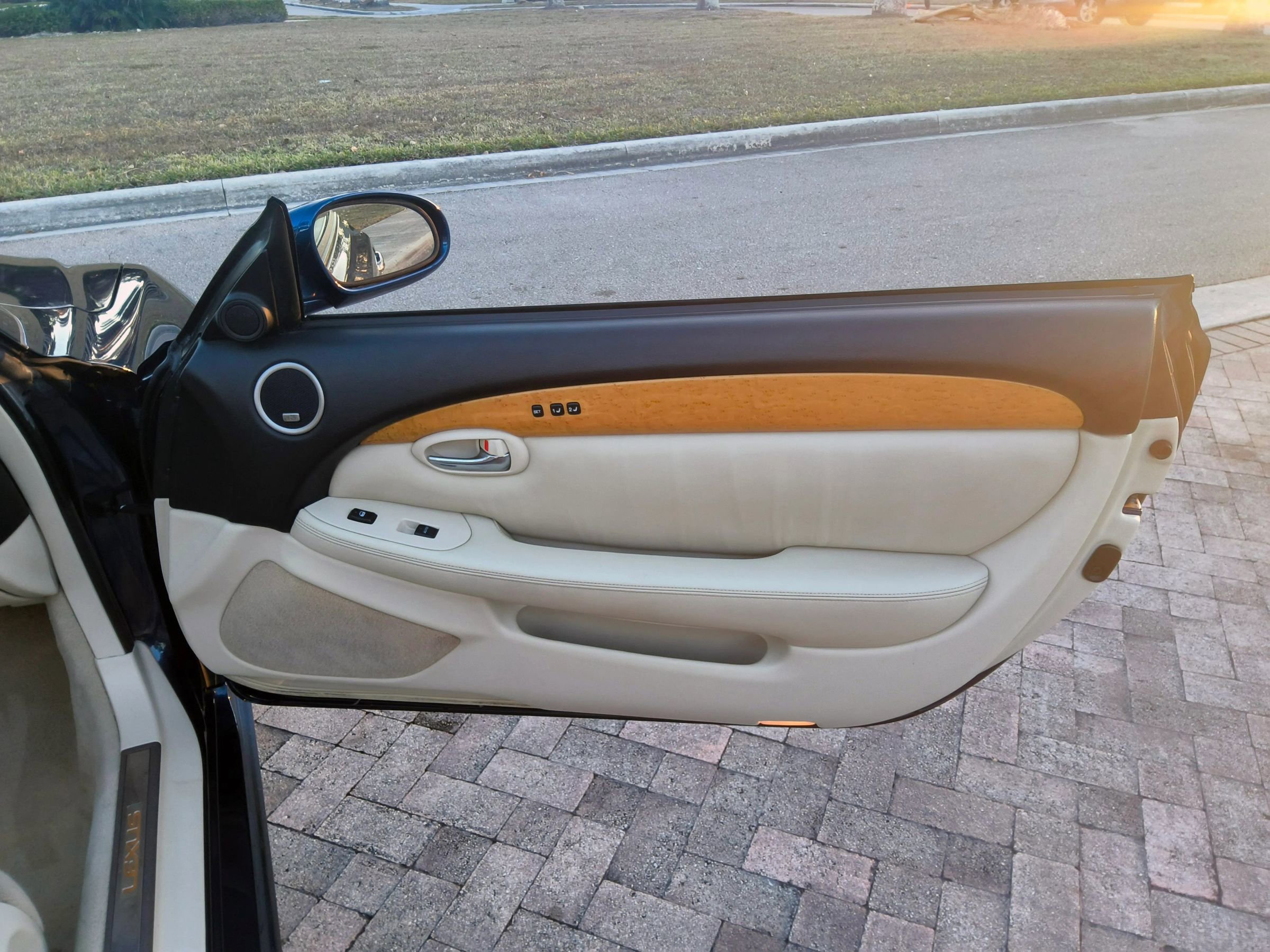 Used 2004 Lexus SC 430 Convertible image 24