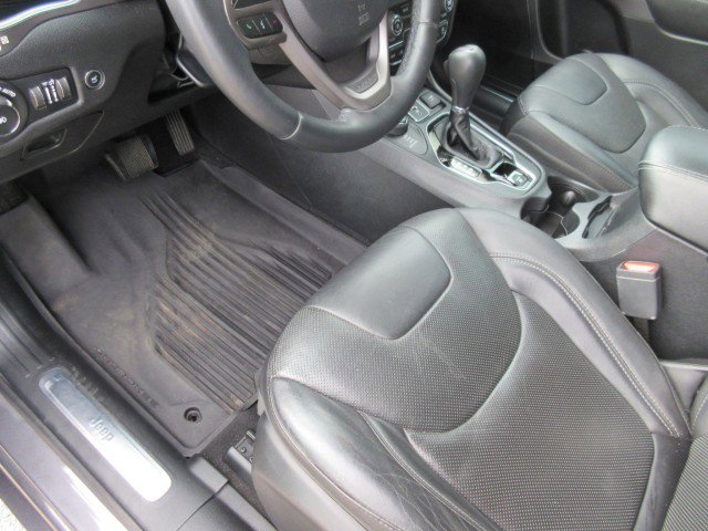 Used 2019 Jeep Cherokee Overland w/ Technology Group image 17