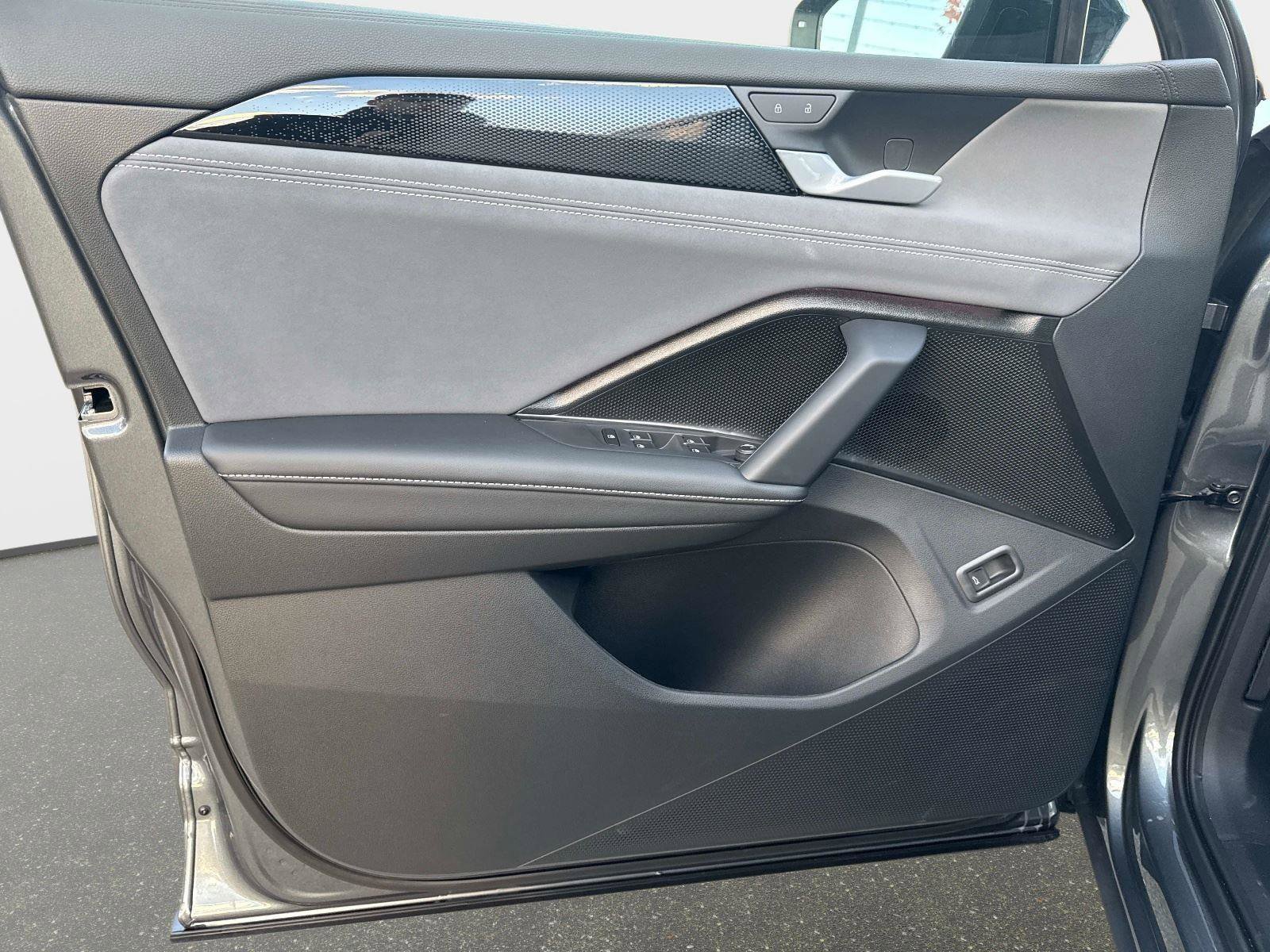 New 2026 Volkswagen Tiguan SE R-Line image 17