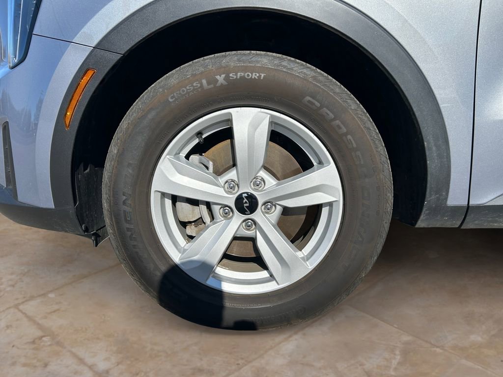 Used 2025 Kia Sorento LX image 14
