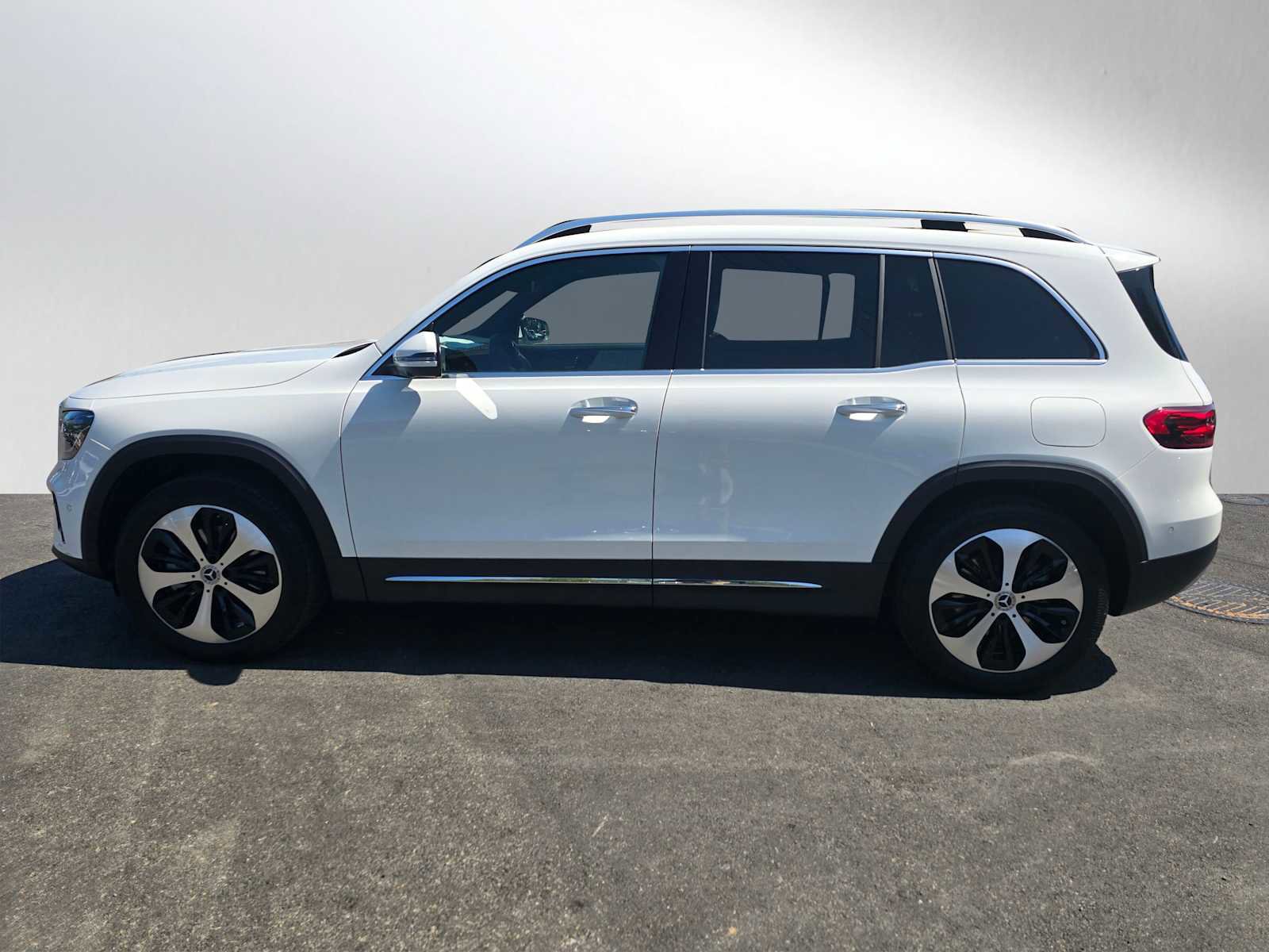 Used 2025 Mercedes-Benz GLB 250 4MATIC image 4