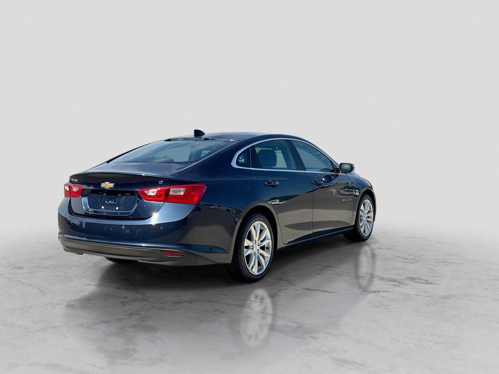 Used 2017 Chevrolet Malibu LT w/ Leather Package FWD image 6