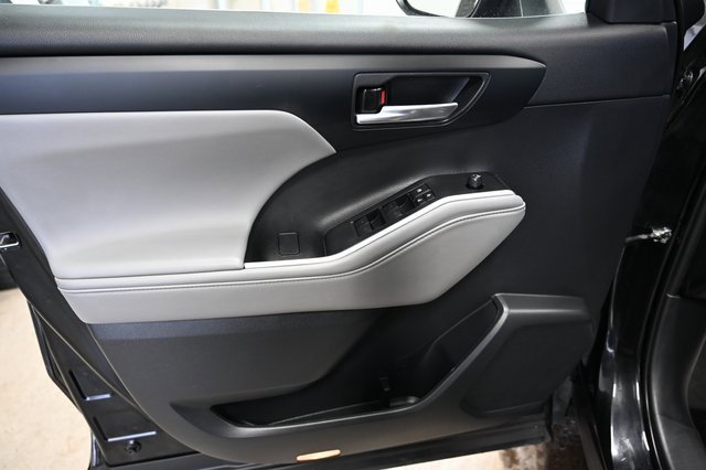Used 2021 Toyota Highlander XLE image 28
