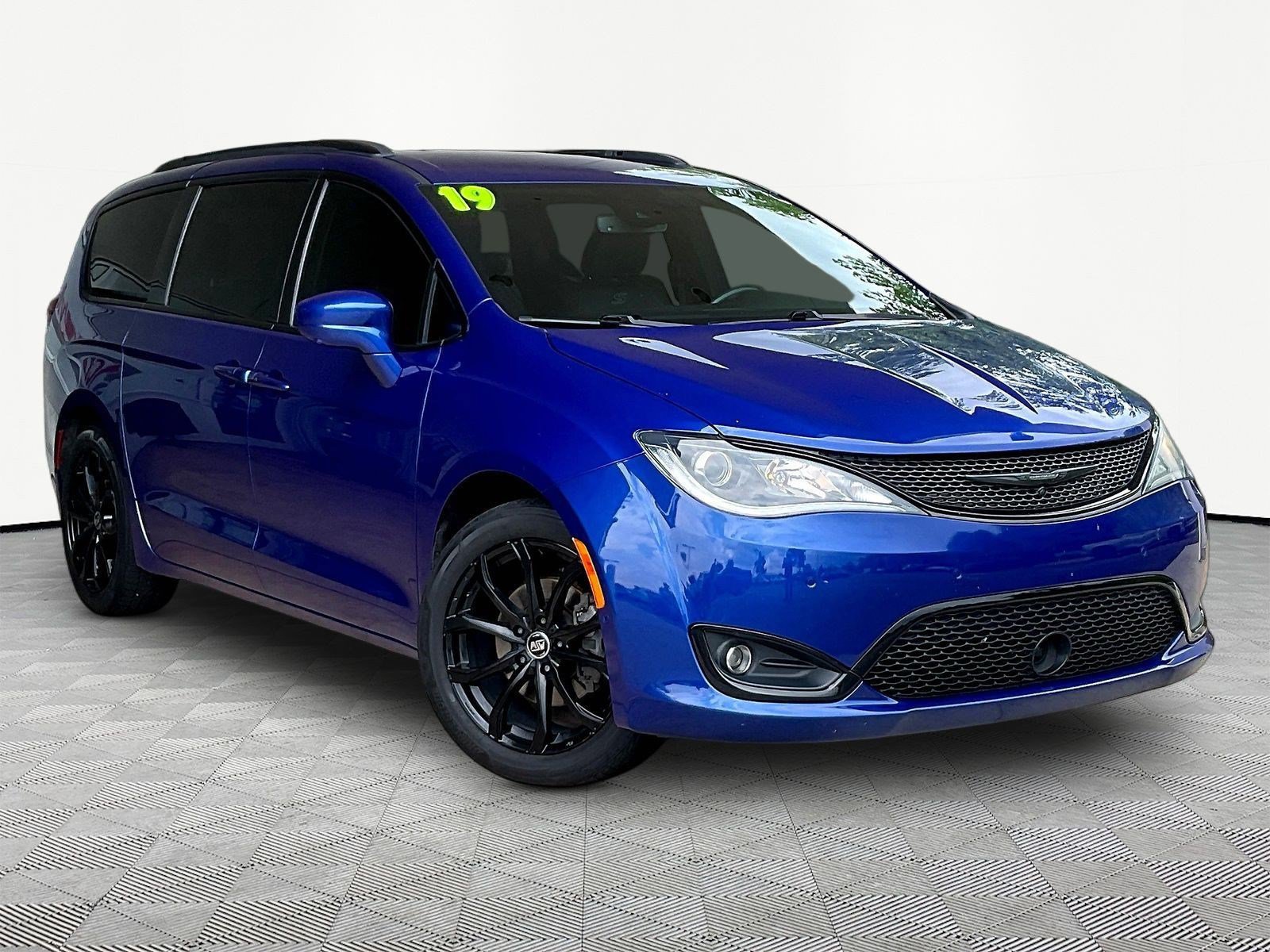 Used 2019 Chrysler Pacifica Touring-L w/ Advanced Safetytec Group FWD image 3
