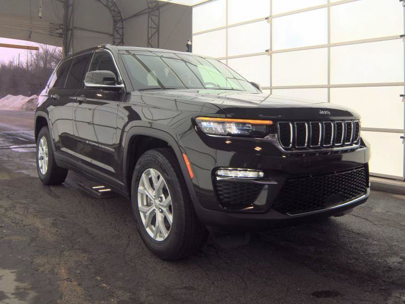Used 2023 Jeep Grand Cherokee Limited w/ Trailer Tow Prep Group (B) AWD/4WD image 3