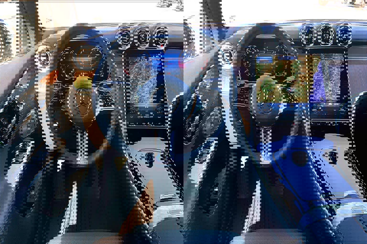 Used 2025 Mercedes-Benz GLC 300 4MATIC image 6