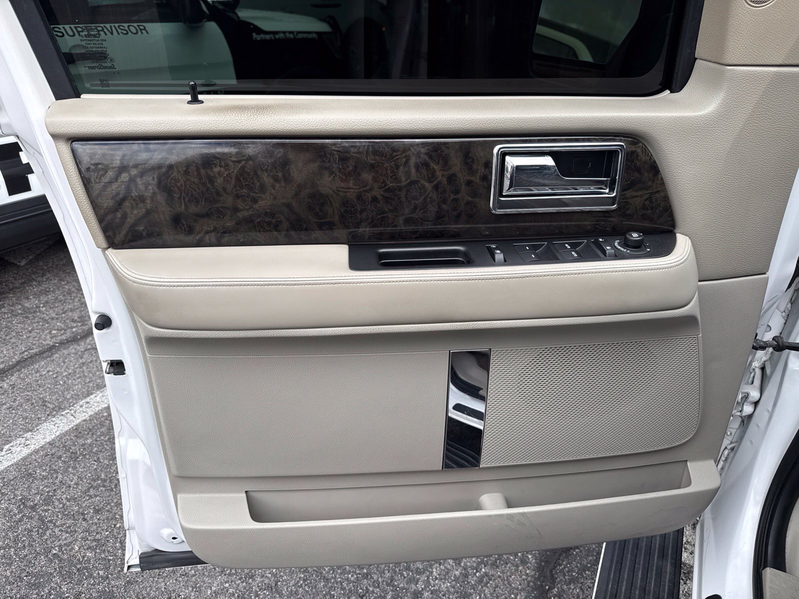 Used 2015 Lincoln Navigator 2WD image 11