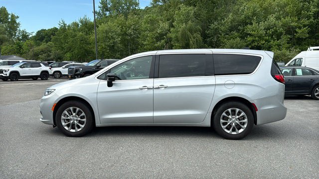 Certified 2024 Chrysler Pacifica Touring-L AWD/4WD image 4
