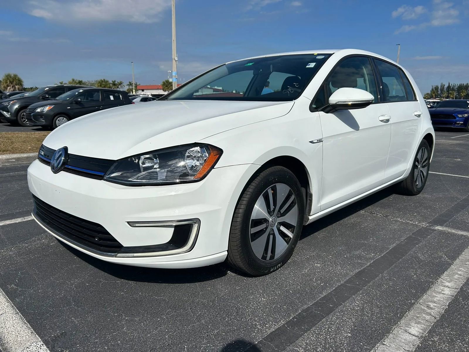 Used 2016 Volkswagen e-Golf SE FWD image 4