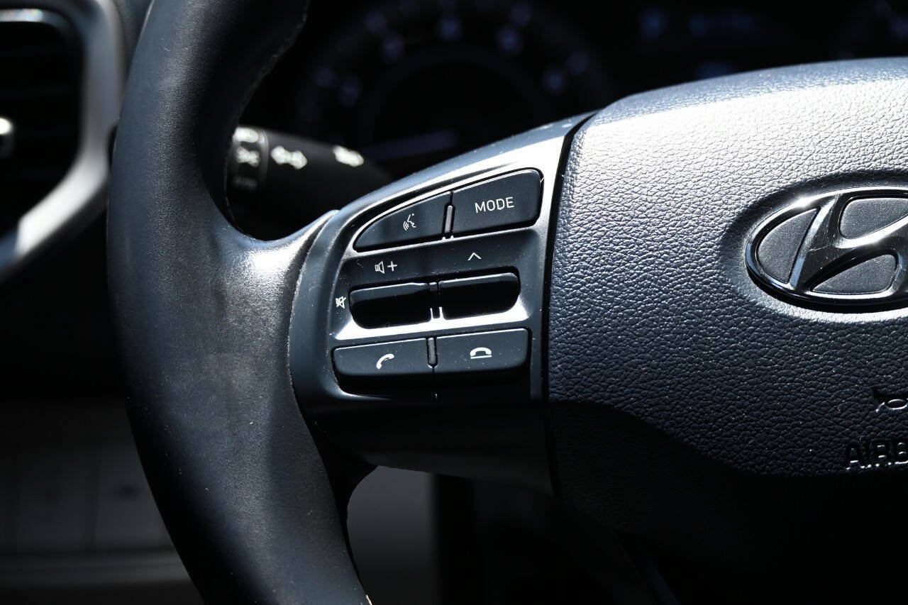 Used 2022 Hyundai Venue Limited FWD image 16
