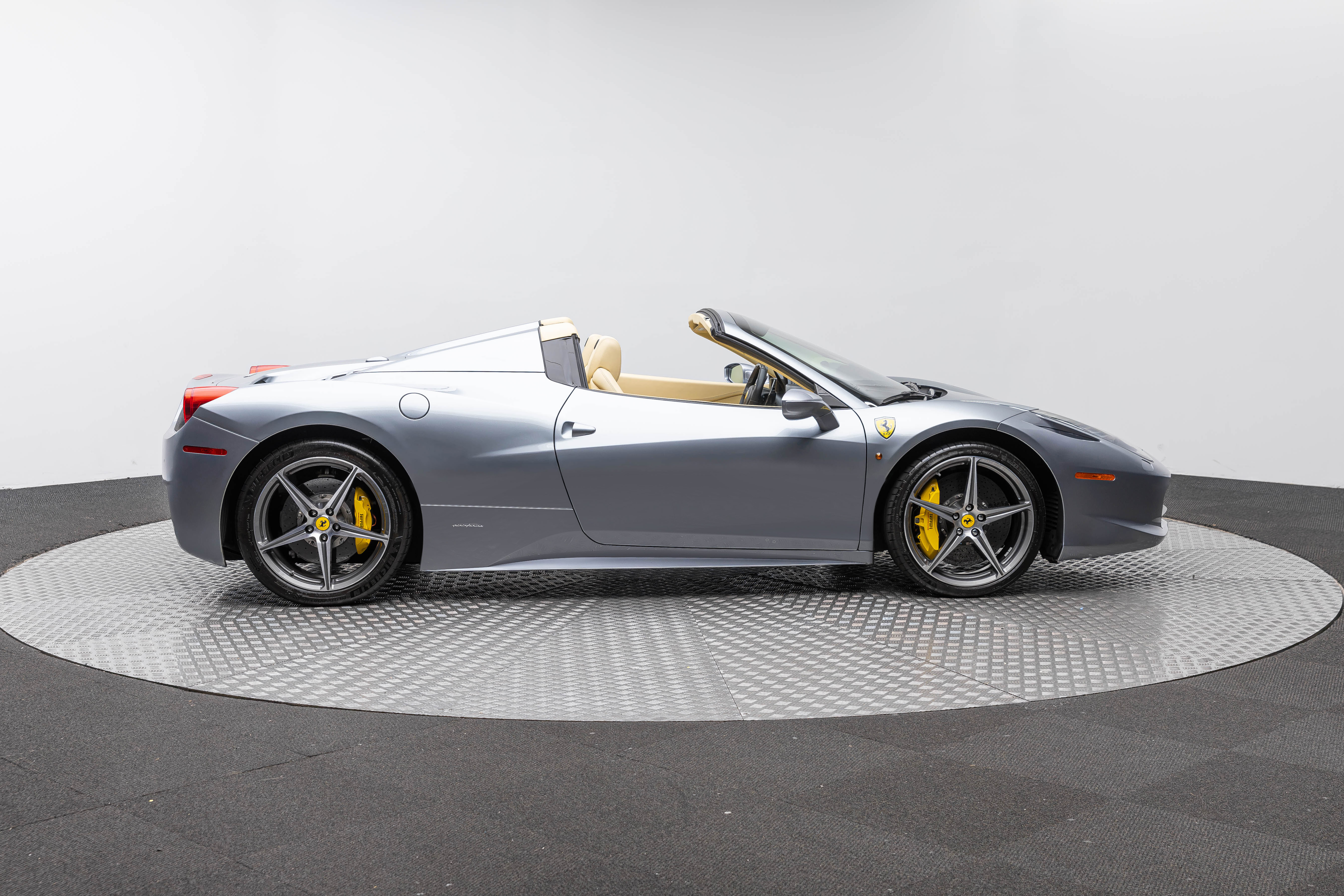 Certified 2013 Ferrari 458 Spider RWD image 8