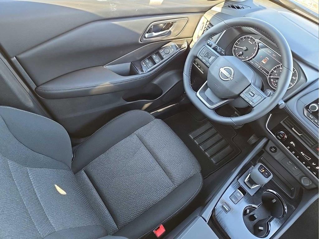 Used 2025 Nissan Rogue SV FWD image 17