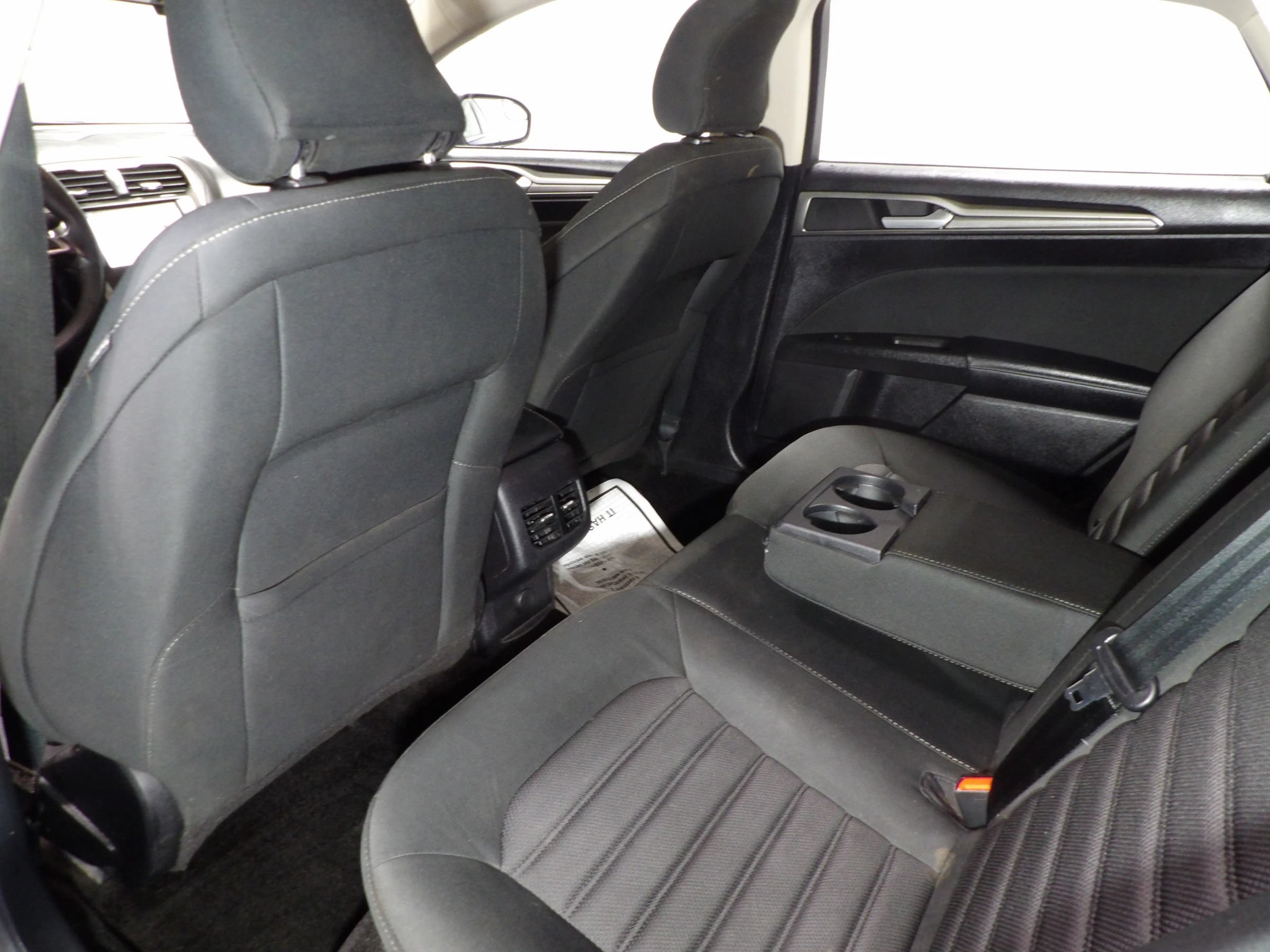 Used 2018 Ford Fusion SE w/ Fusion SE Technology Package FWD image 9