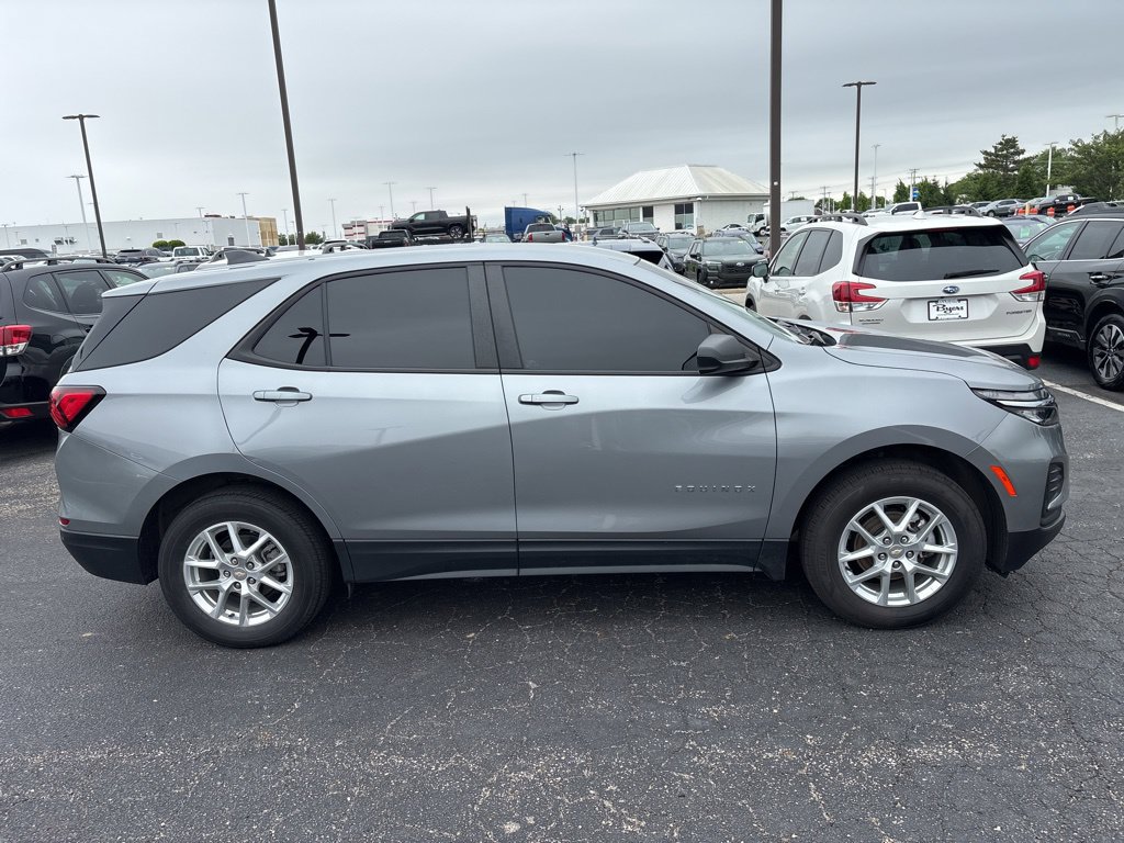 Used 2024 Chevrolet Equinox LS w/ LS Convenience Package AWD/4WD image 2