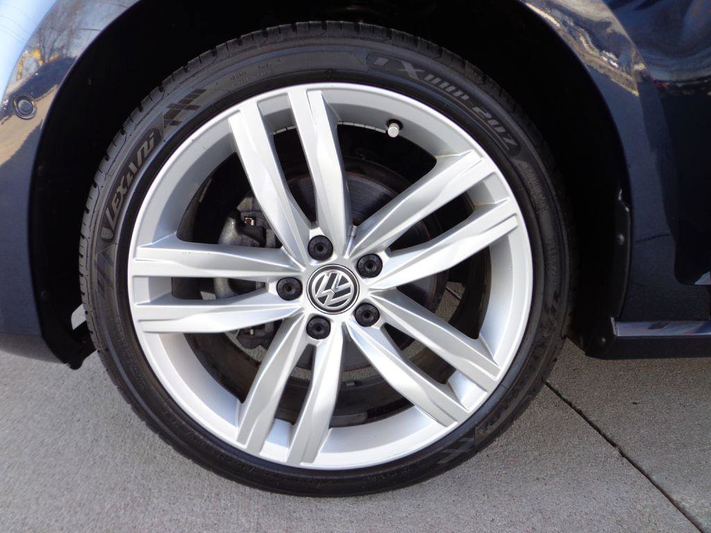 Used 2017 Volkswagen Golf 4-Door image 8