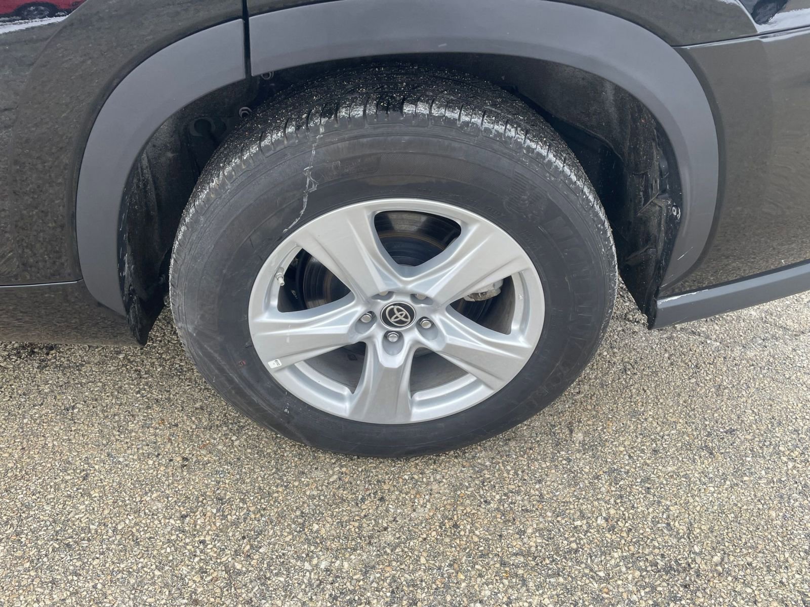 Used 2025 Toyota Highlander LE image 32