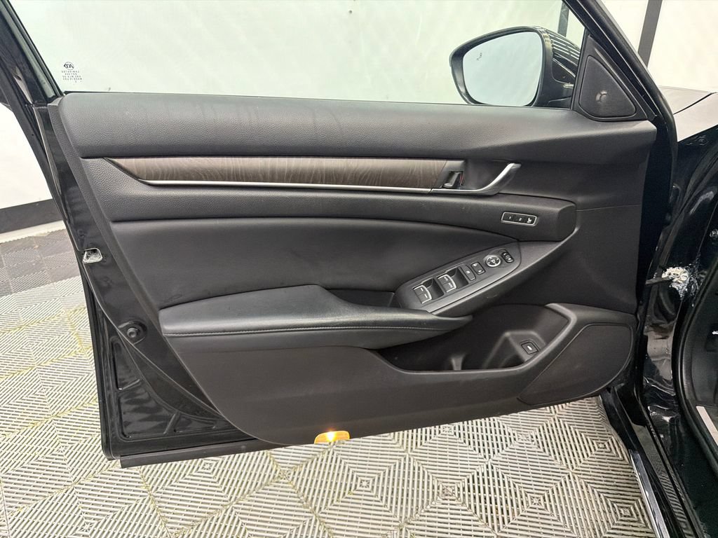 Used 2018 Honda Accord Touring image 11