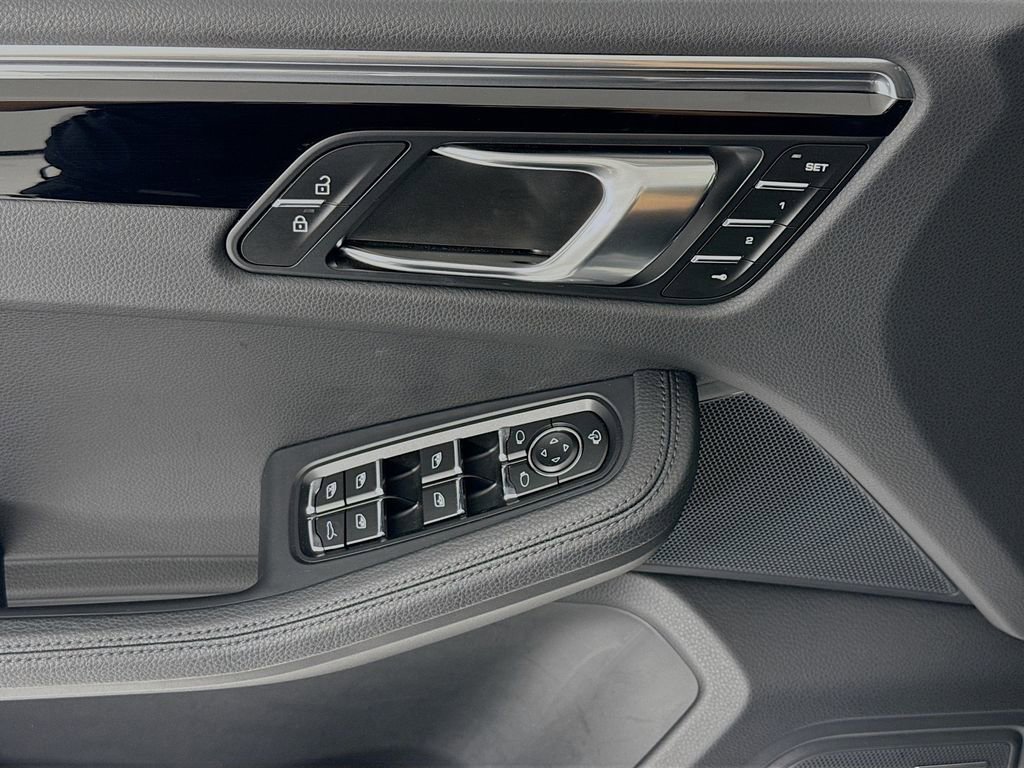Certified 2025 Porsche Macan AWD/4WD image 11