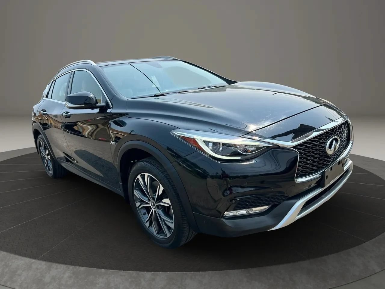 Used 2018 INFINITI QX30 Premium w/ Navigation Package AWD/4WD image 3