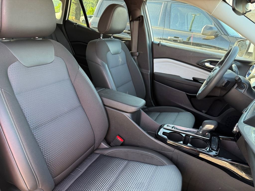 Used 2025 Chevrolet Trax LT FWD image 17