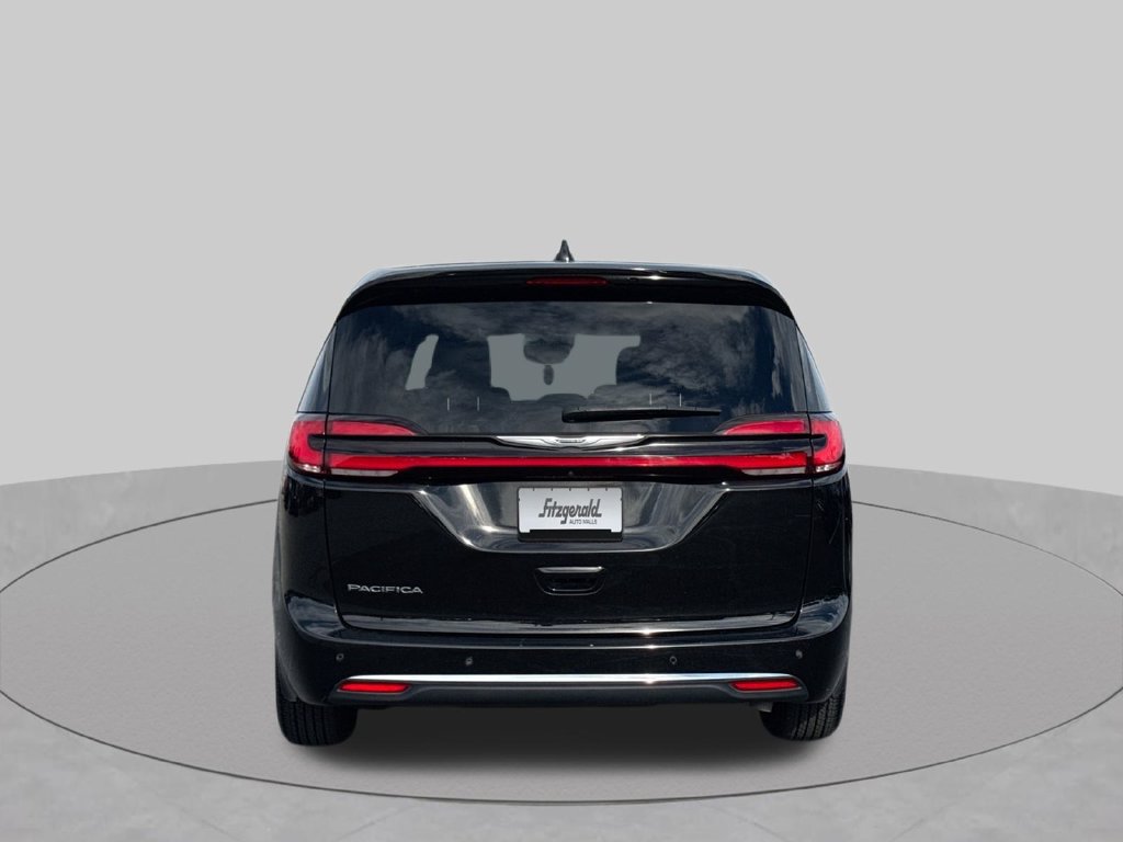 Used 2024 Chrysler Pacifica Touring FWD image 7