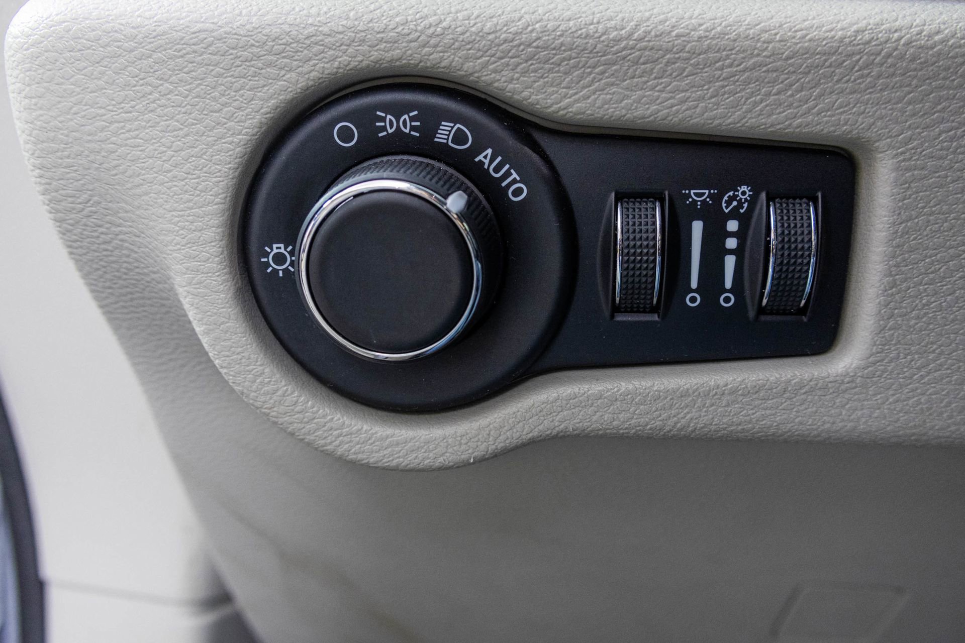 Used 2020 Chrysler Voyager LX FWD image 30