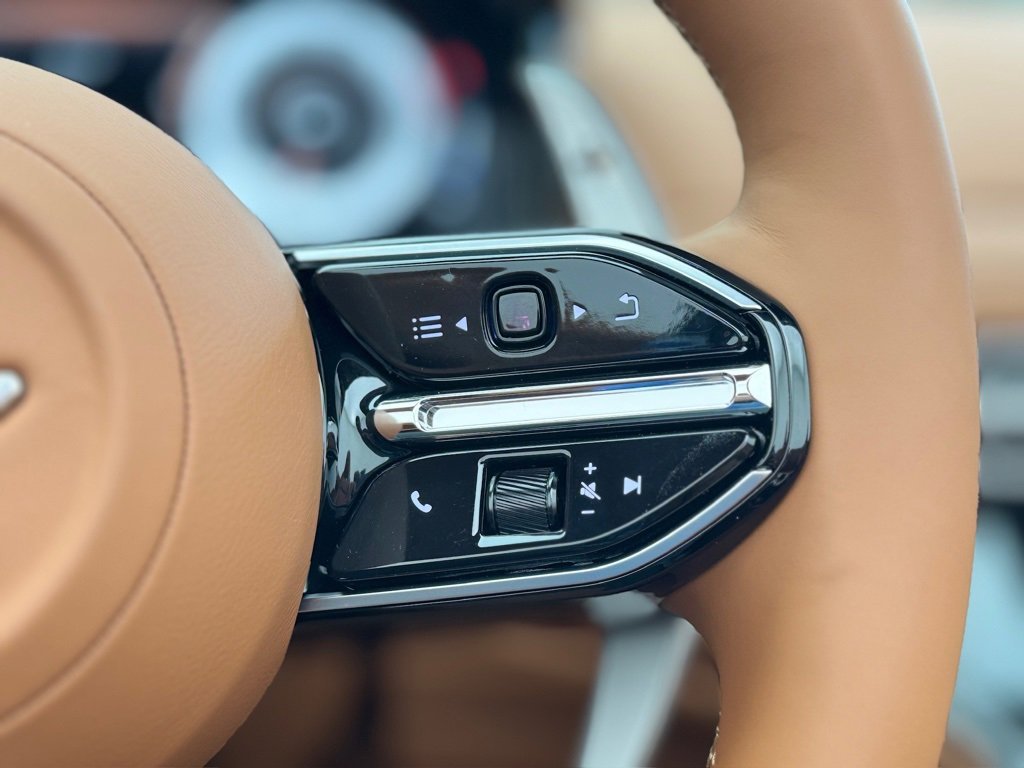 New 2025 Aston Martin DB12 Convertible image 31