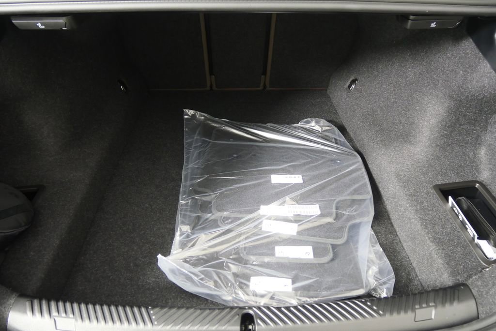 Used 2026 BMW 540i xDrive w/ M Sport Package image 17